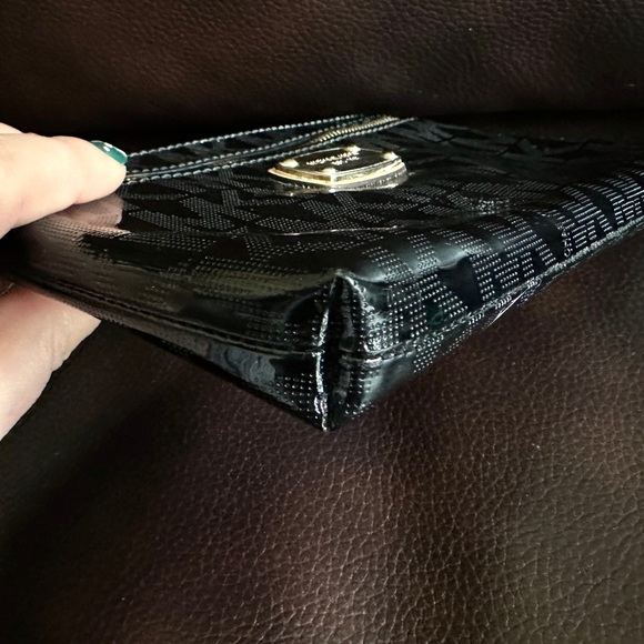 EUC Michael Kors Black Patent Logo Wristlet - Picture 7 of 10